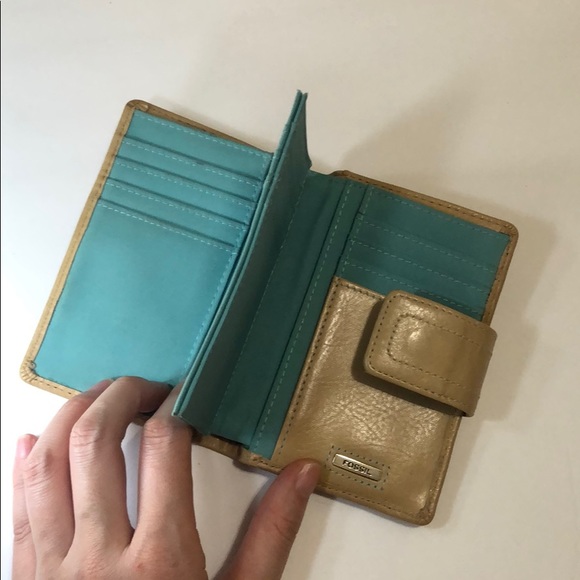 Fossil light tan folded wallet snap closure - Picture 3 of 7